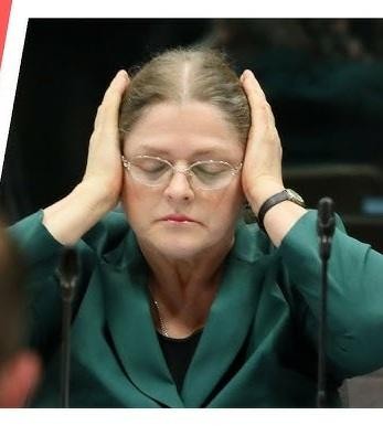 Krystyna Pawłowicz w humorystycznym ujęciu, prezentującym jej różnorodne role i etapy kariery.