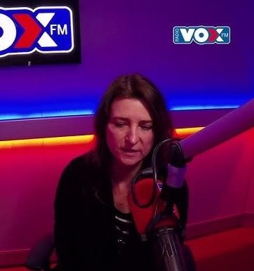 Renata Dąbkowska śpiewająca na scenie podczas koncertu, z dynamicznym oświetleniem, podkreślającym jej energię i pasję.
