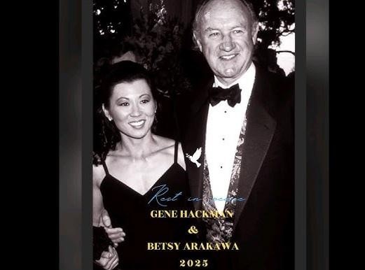 Betsy Arakawa i Gene Hackman w swoim domu w Santa Fe, w ciepłej, intymnej atmosferze, ukazującej ich wzajemne uczucie i unikalny styl ich wspólnego miejsca zamieszkania.