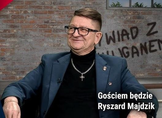 Zbliżenie na dłonie trzymające zużytą, złożoną podziemną gazetę z czasów PRL, w tle ciemne, sugerujące konspirację otoczenie.