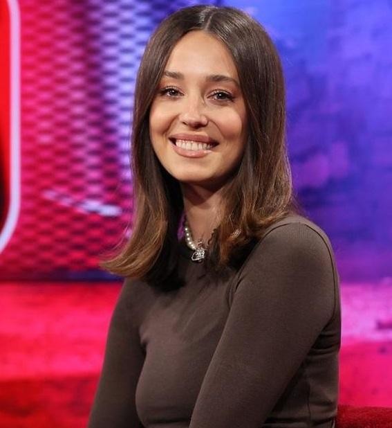 Izabella Krzan, prezenterka, w akcji w studiu telewizyjnym.