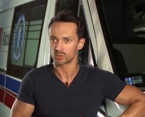 Rafał Cieszyński w profesjonalnym ujęciu portretowym, z pewnym i przystępnym wyrazem twarzy, patrzący prosto w obiektyw.