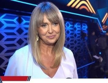 Ewa Wachowicz z uśmiechem prezentująca przygotowane danie, podkreślające jej rolę ekspertki kulinarnych.