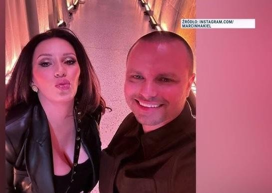 Marcin Hakiel z dziećmi, Adamem i Heleną, w ciepłej, rodzinnej scenie, ukazującej ich bliskie więzi.