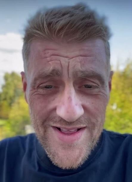 Tomasz Jakubiak, poważny, ale pełen nadziei, portret ukazujący jego walkę z chorobą.