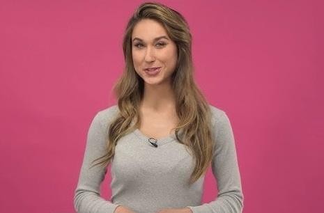 Alt: Ida Nowakowska na planie telewizyjnym, dynamicznie prezentująca program lub wchodząca w interakcję z uczestnikami, w tle widoczne nowoczesne studio telewizyjne.