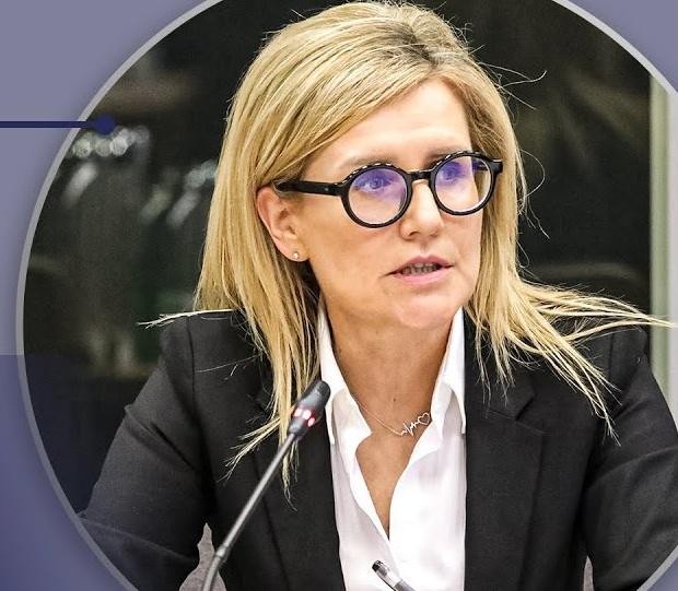 Młotek sędziowski spoczywający na księgach prawnych, symbol wymiaru sprawiedliwości.