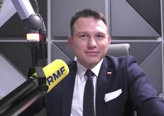Sławomir Mentzen aktywnie komunikujący się z wyborcami za pośrednictwem mediów społecznościowych, z elementami TikToka, YouTube i Instagrama w tle, symbolizującymi jego cyfrową obecność.