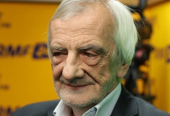 Ryszard Terlecki w Sejmie, w interakcji z Jarosławem Kaczyńskim lub innymi politykami PiS, podczas obrad parlamentarnych, ukazujący jego rolę w przywództwie partii.