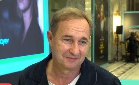 Dom Marka Kality w Puszczy Kampinoskiej, otoczony zielenią lasu.
