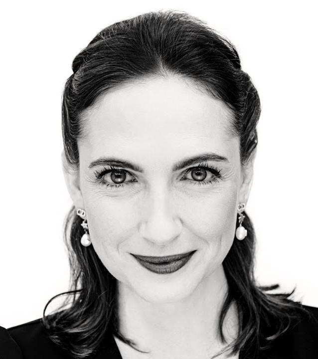 Anna Cieślak na planie filmowym lub teatralnej scenie, w dynamicznej pozie, ukazująca swoje umiejętności aktorskie.