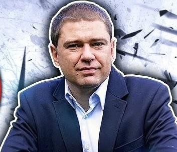 Piotr Szumlewicz, lider związkowy, przemawiający do grupy pracowników, symbolizujący jego zaangażowanie w ruch związkowy.