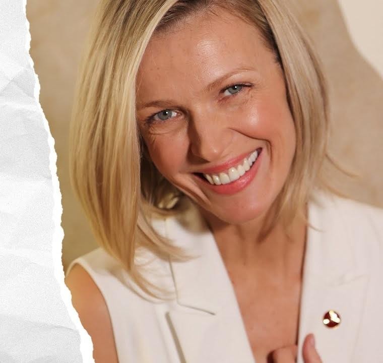 Ekran smartfona wyświetlający profil Magdy Mołek na Instagramie (@magda_molek) z widoczną liczbą obserwujących i galerią zdjęć przedstawiających jej codzienność oraz styl.