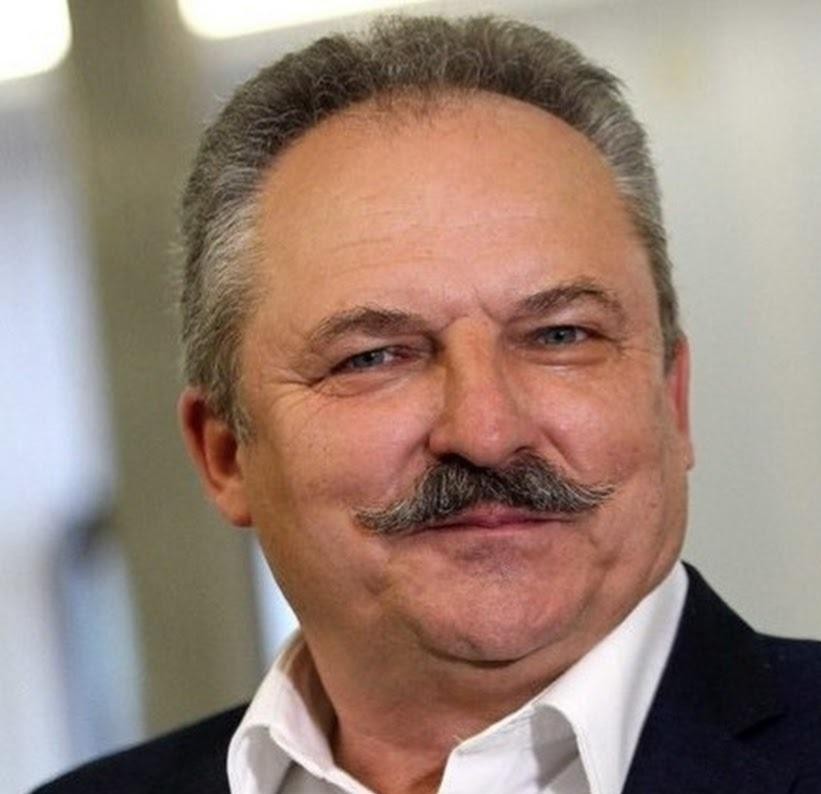 Marek Jakubiak w trakcie politycznego wystąpienia, podkreślający jego rolę jako posła.