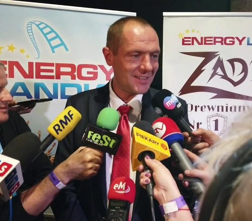 Marek Goczał w rajdowym SSV na pustynnym torze, z logo Energylandia Rally Team.