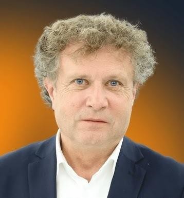 Jacek Karnowski uprawiający żeglarstwo, sport, który jest jego pasją.