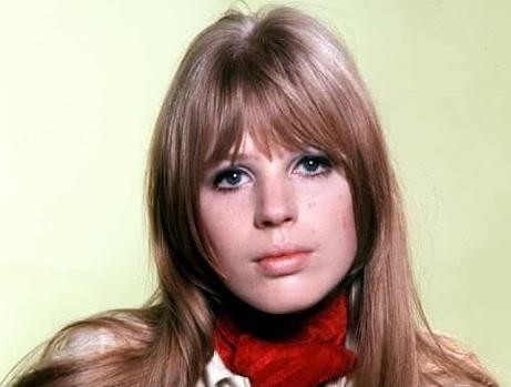 Marianne Faithfull w latach 60. lub wczesnych 70., okresu jej związku z Mickiem Jaggerem, ukazująca jej melancholijne, ale silne oblicze.