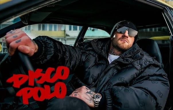 Kizo (Patryk Woziński) w akcji podczas walki Fame MMA, ukazujący intensywność i dynamikę sportów walki.