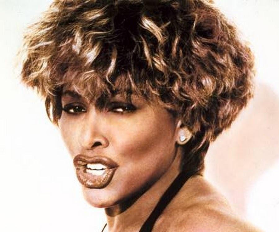 Tina Turner w spokojnej pozie, odzwierciedlająca jej życie na emeryturze w Szwajcarii, z delikatnym światłem i elementami luksusowego otoczenia.