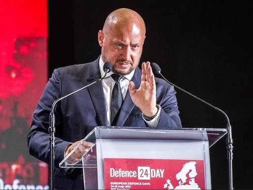 Nowoczesne biuro lub gabinet, sugerujące strategiczną pracę i bezpieczeństwo narodowe, z elementami pracy biurowej i dyskretnymi symbolami.